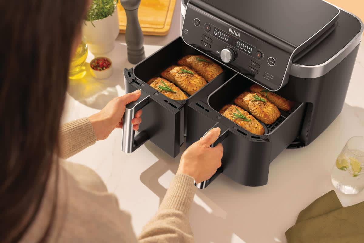 Femme cuisant du saumon dans l&rsquo;Airfryer.