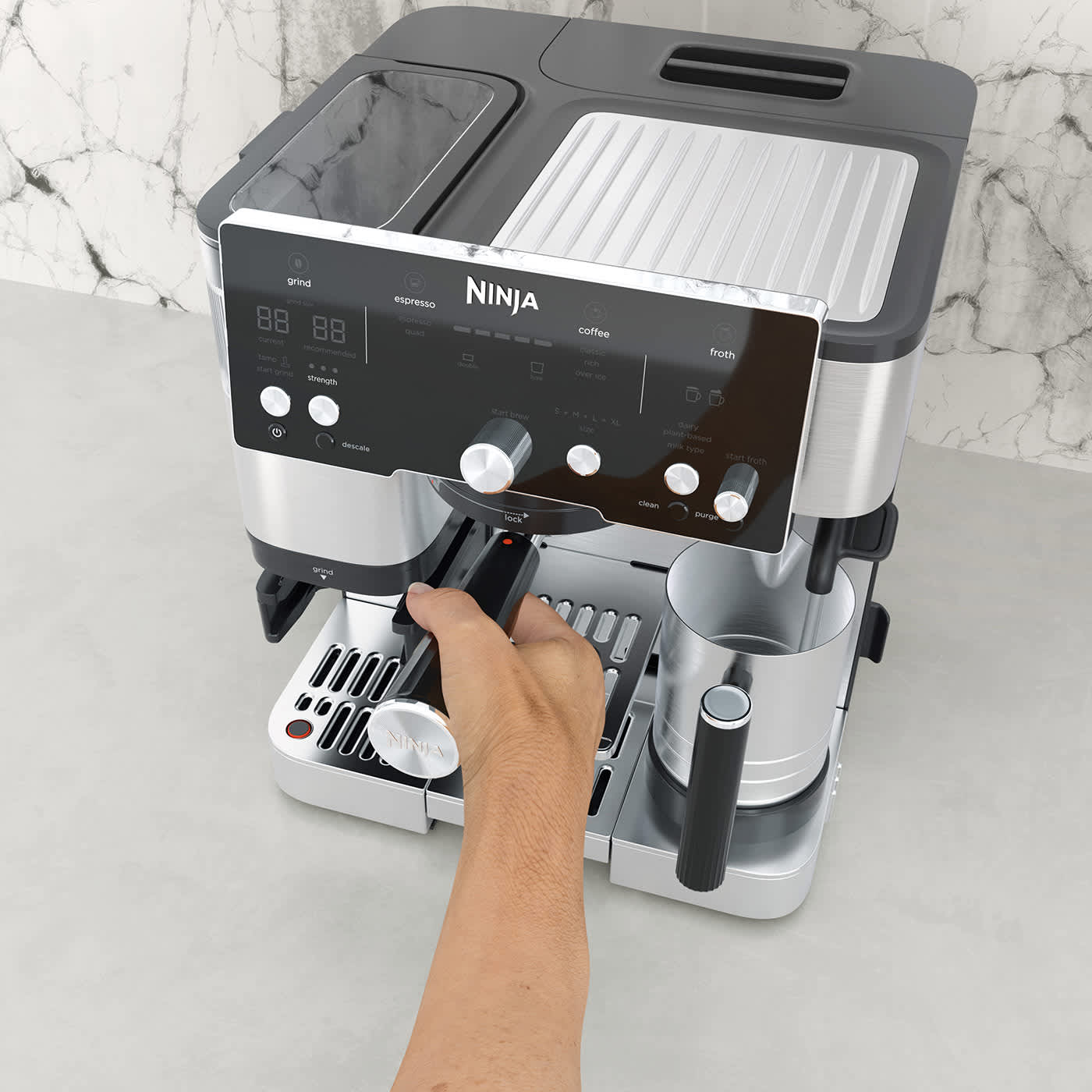Personne fixant le tasseur &agrave; la machine &agrave; espresso.