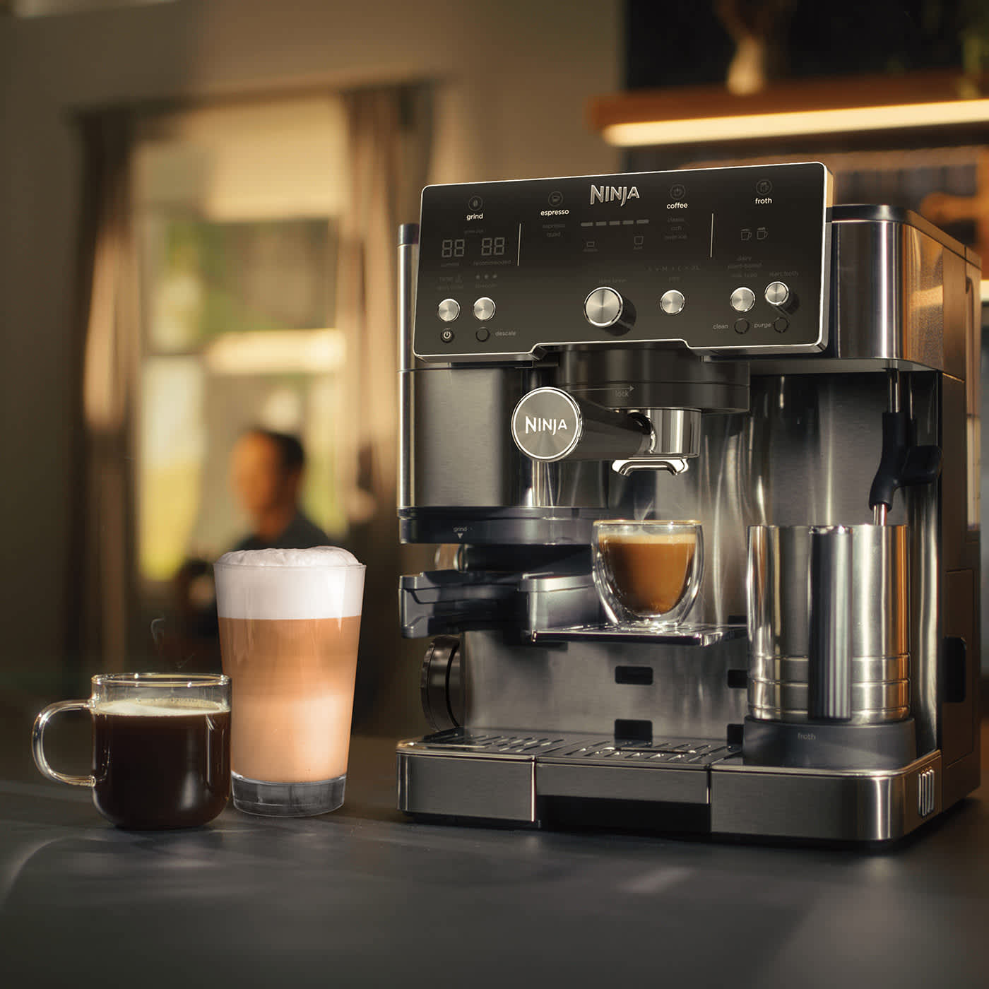 Machine &agrave; caf&eacute; pos&eacute;e avec un espresso sur le dessus, entour&eacute;e de plusieurs tasses de caf&eacute;.
