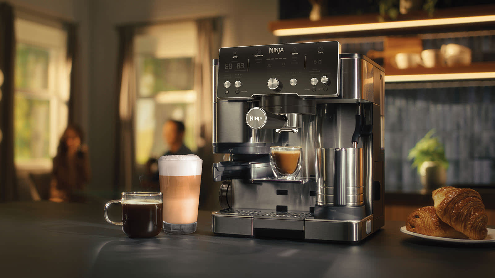 Machine &agrave; caf&eacute; pos&eacute;e avec un espresso sur le dessus, entour&eacute;e de plusieurs tasses de caf&eacute;.