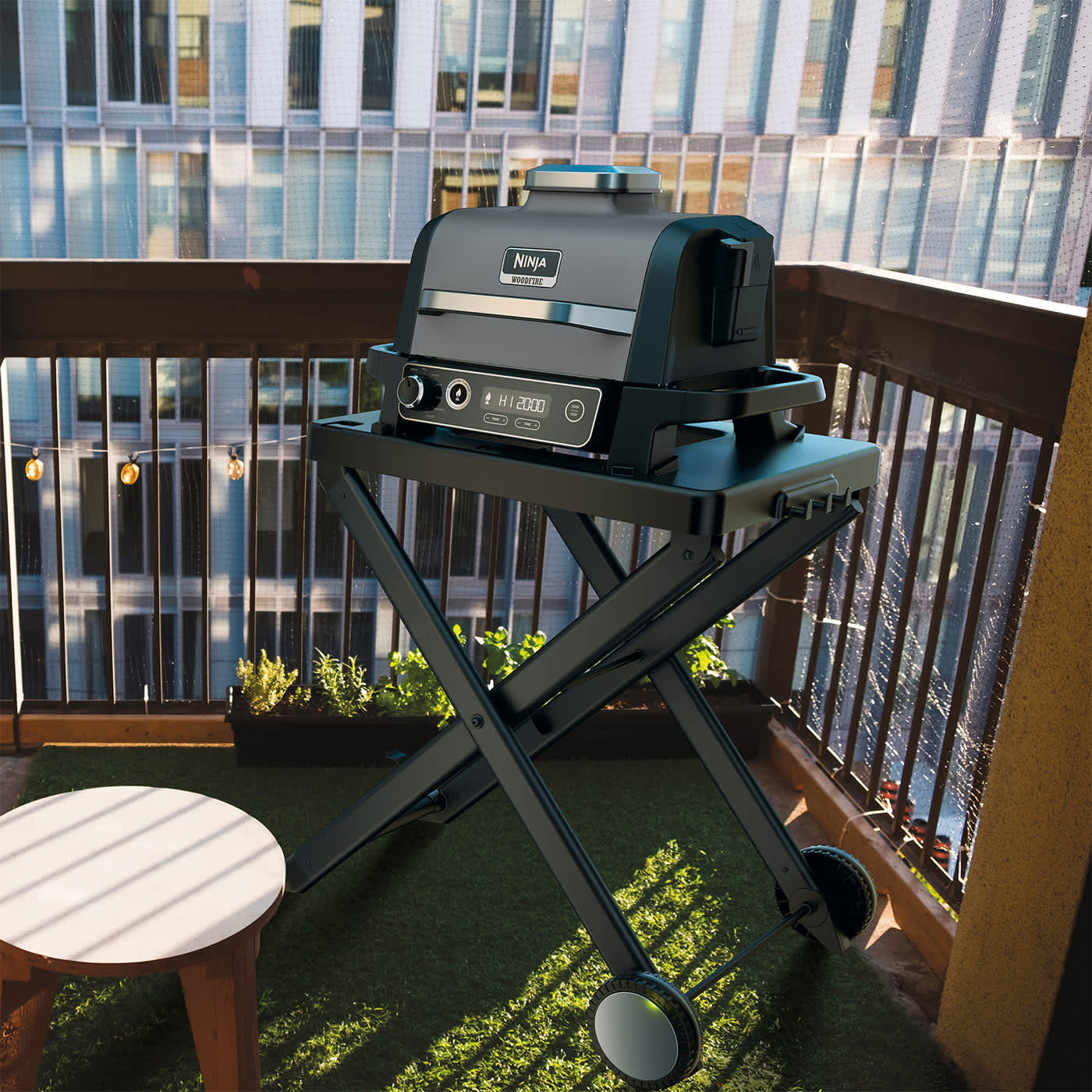 Barbecue Ninja OG701EU sur un support, install&eacute; sur un balcon.