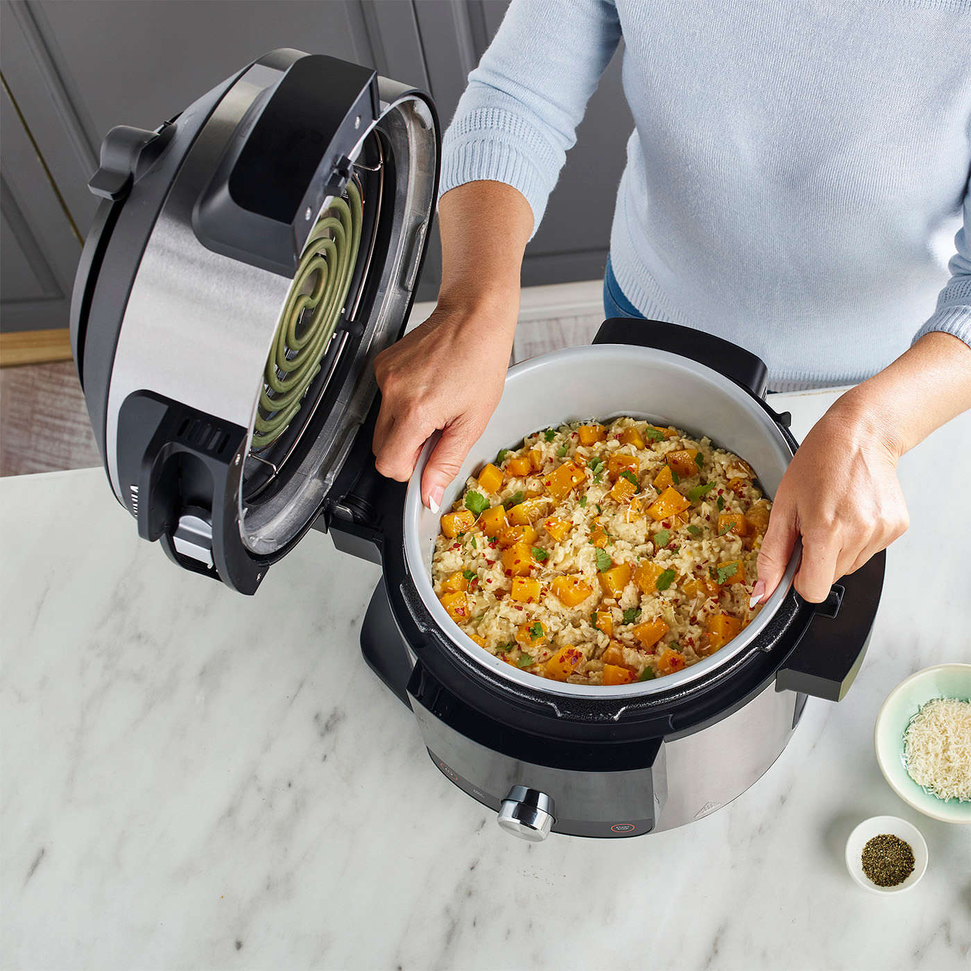 Personne cuisinant un plat tout-en-un dans le multicuiseur.