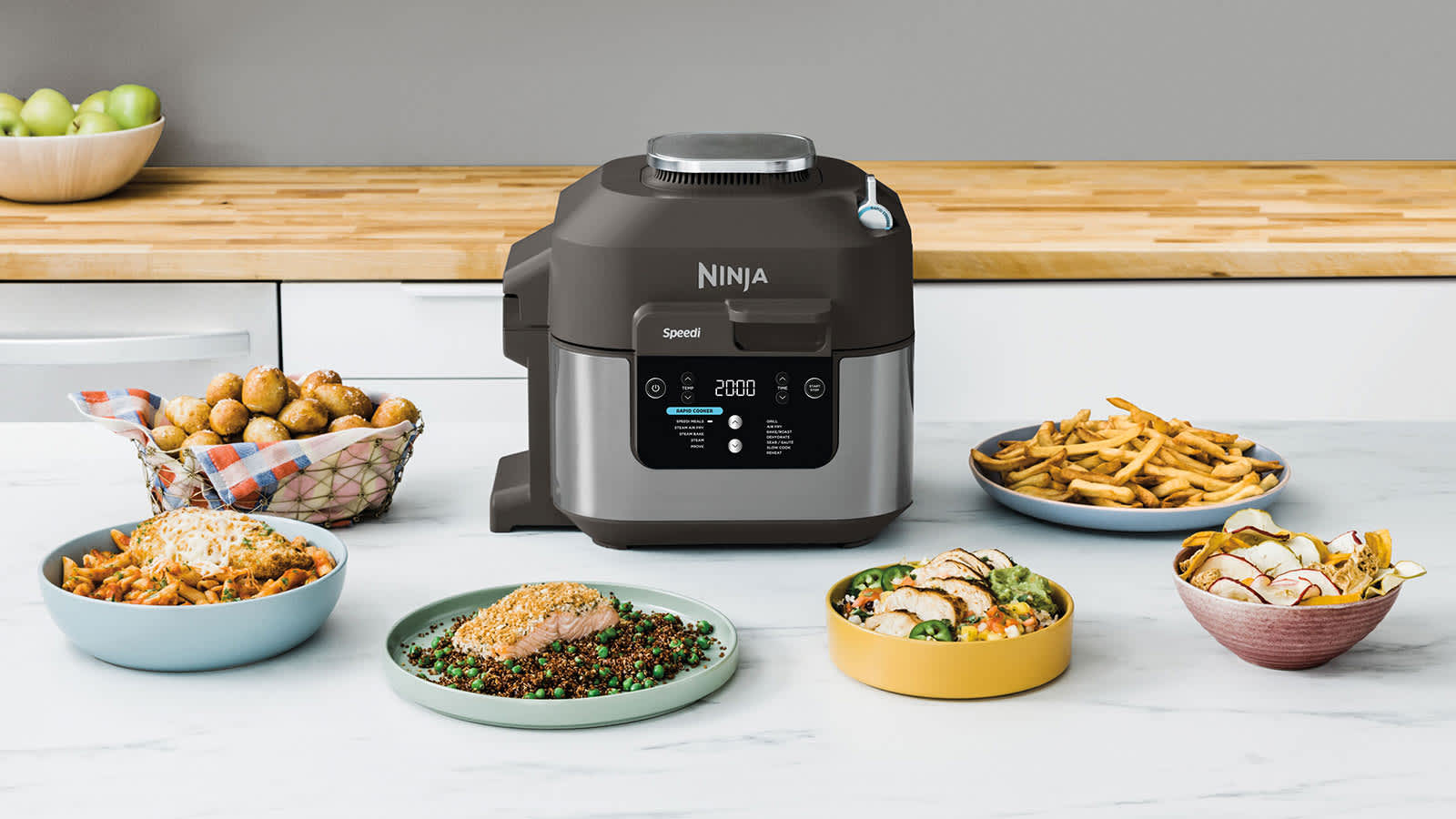 ninja speedi multicuiseur entour&eacute; par des plats de la nourriture