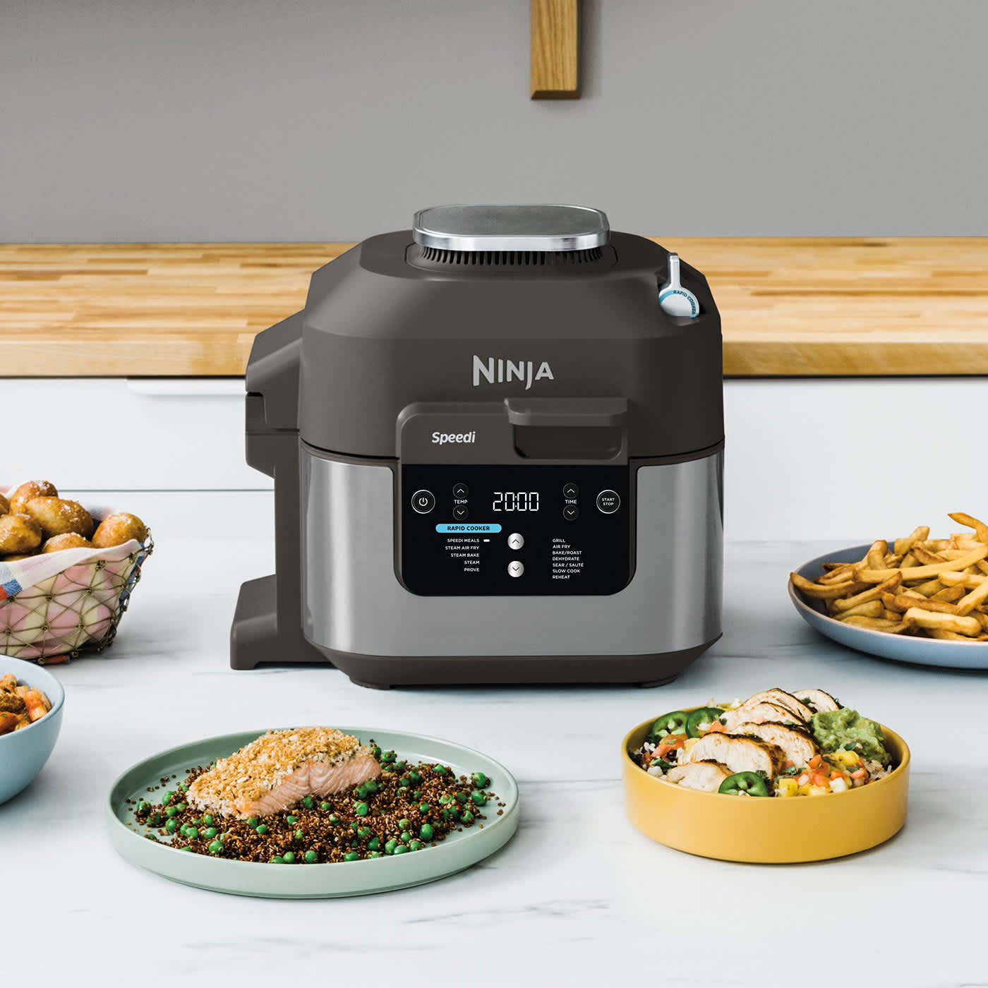 multicuiseur ninja entour&eacute; avec des plats de la nourriture vari&eacute;s