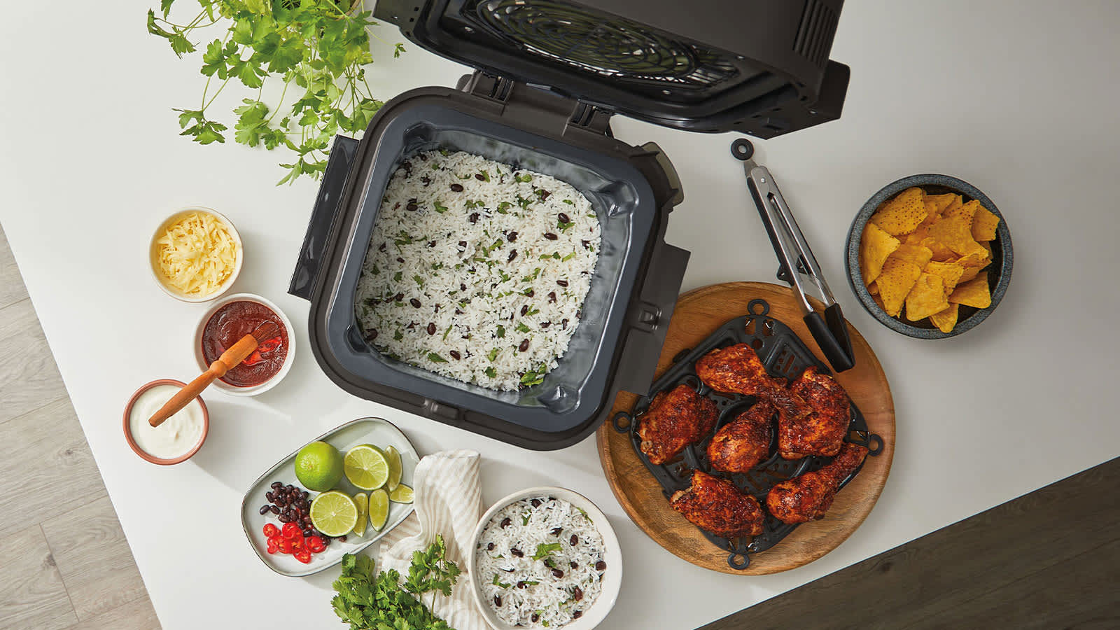 Ninja speedi multicuiseur contenant du riz entour&eacute; de plats de la nourriture 