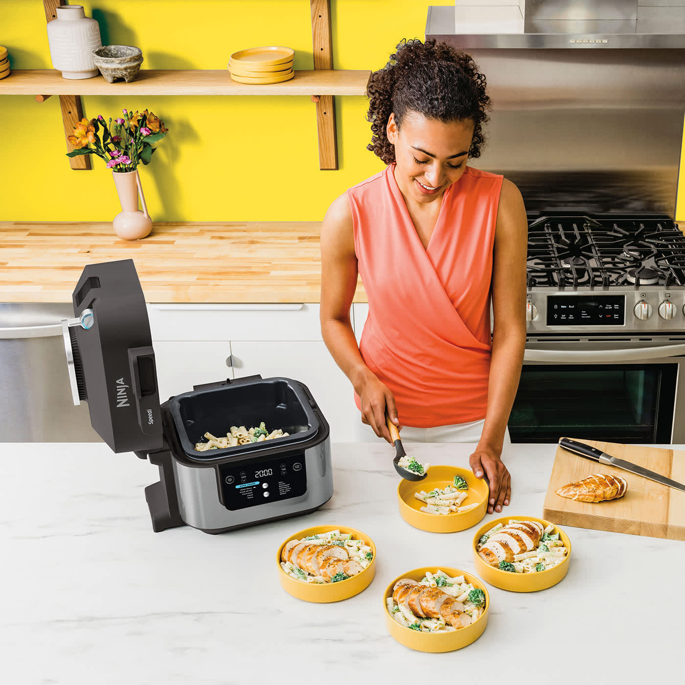femme prepare des plats de la nourriture avec ninja speedi multicuiseur