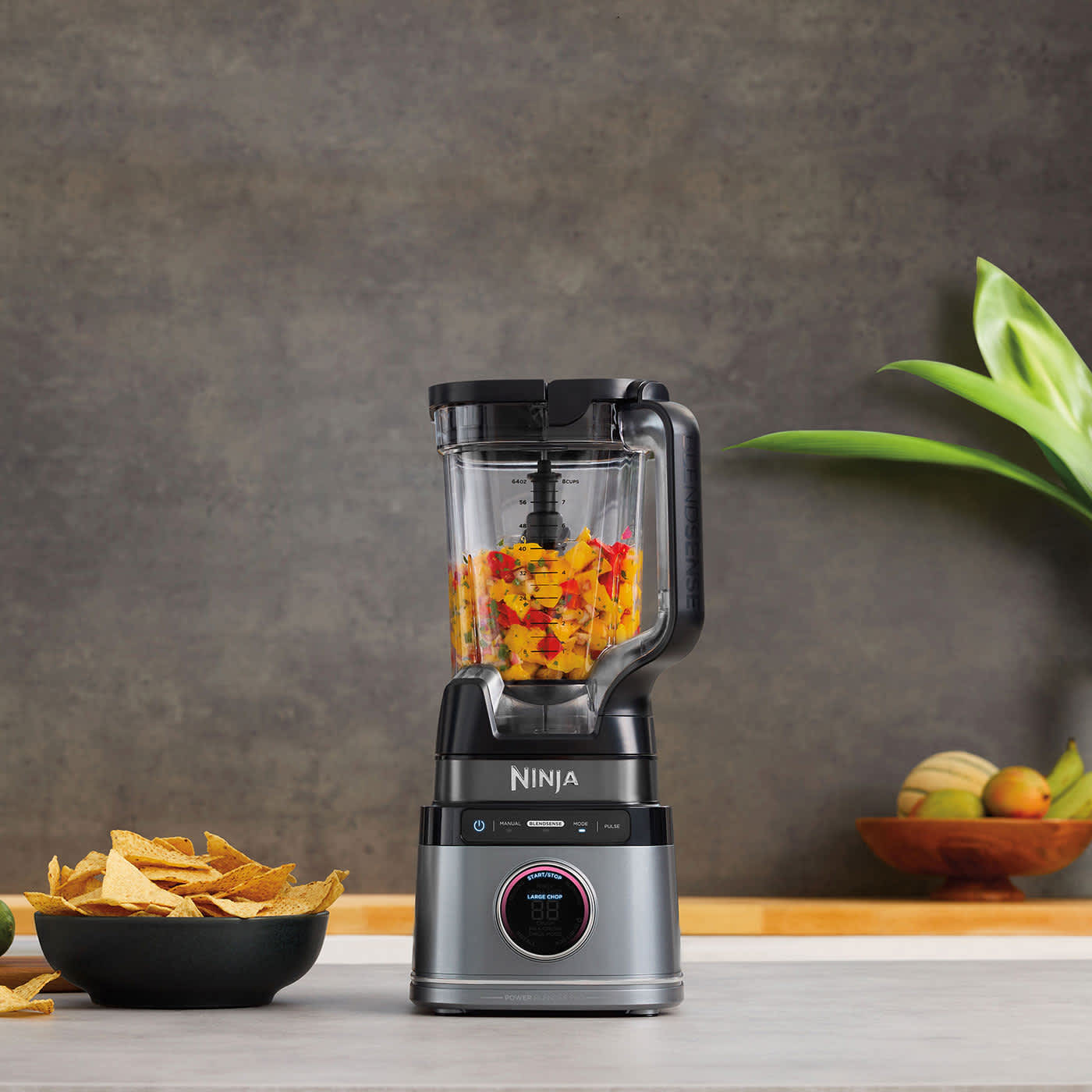 Homme qui verse un smoothie de son blender
