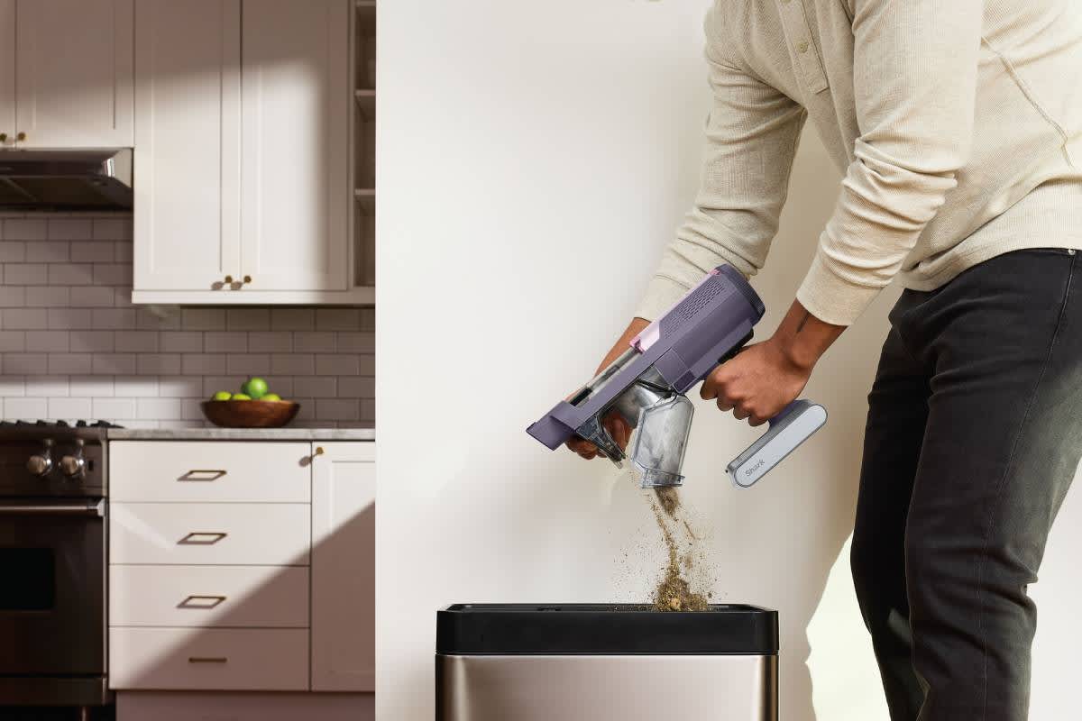 Homme vidant l'aspirateur Shark PowerLite