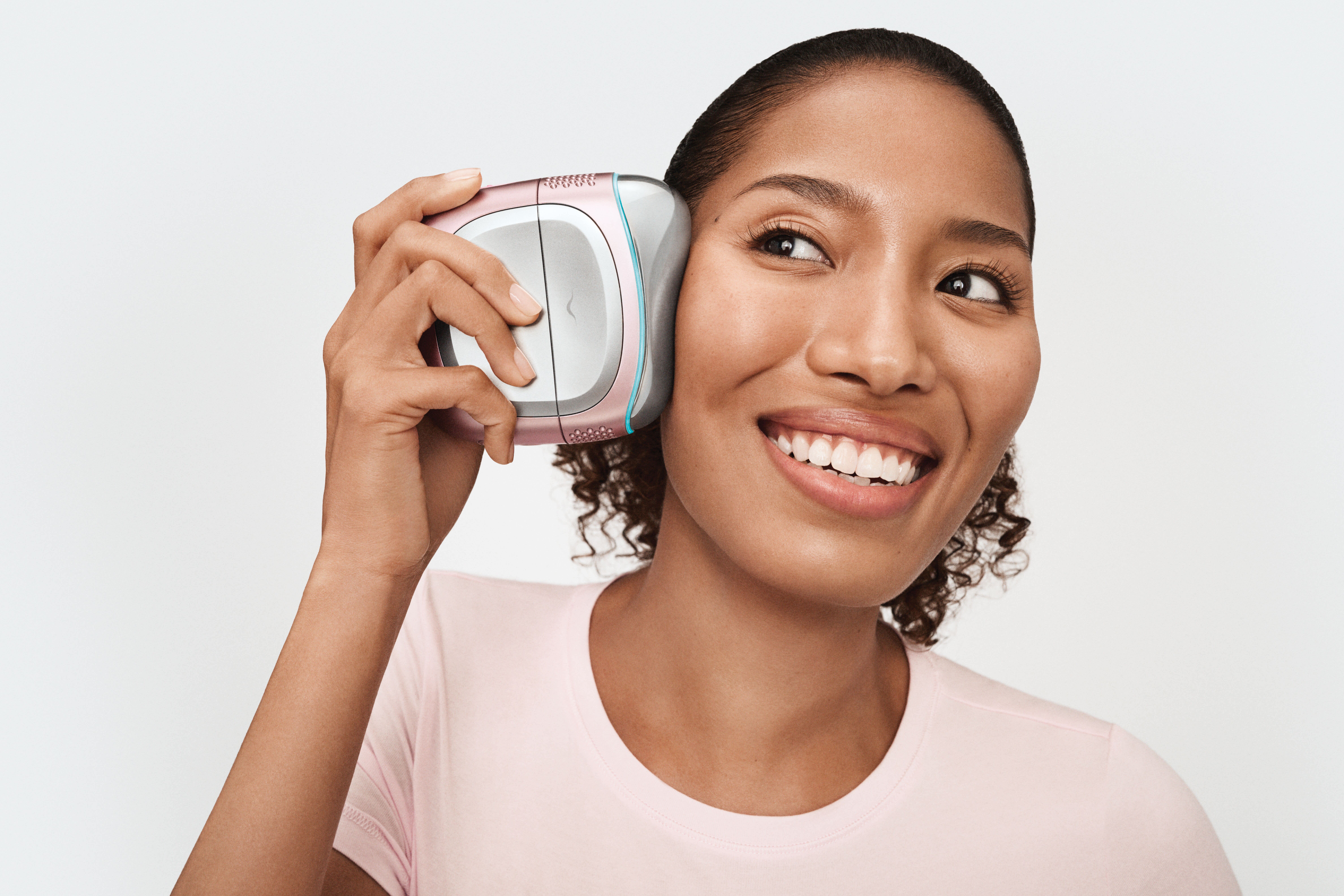 Femme utilisant l&rsquo;appareil Shark DePuffi pour rafra&icirc;chir et d&eacute;congestionner le visage.