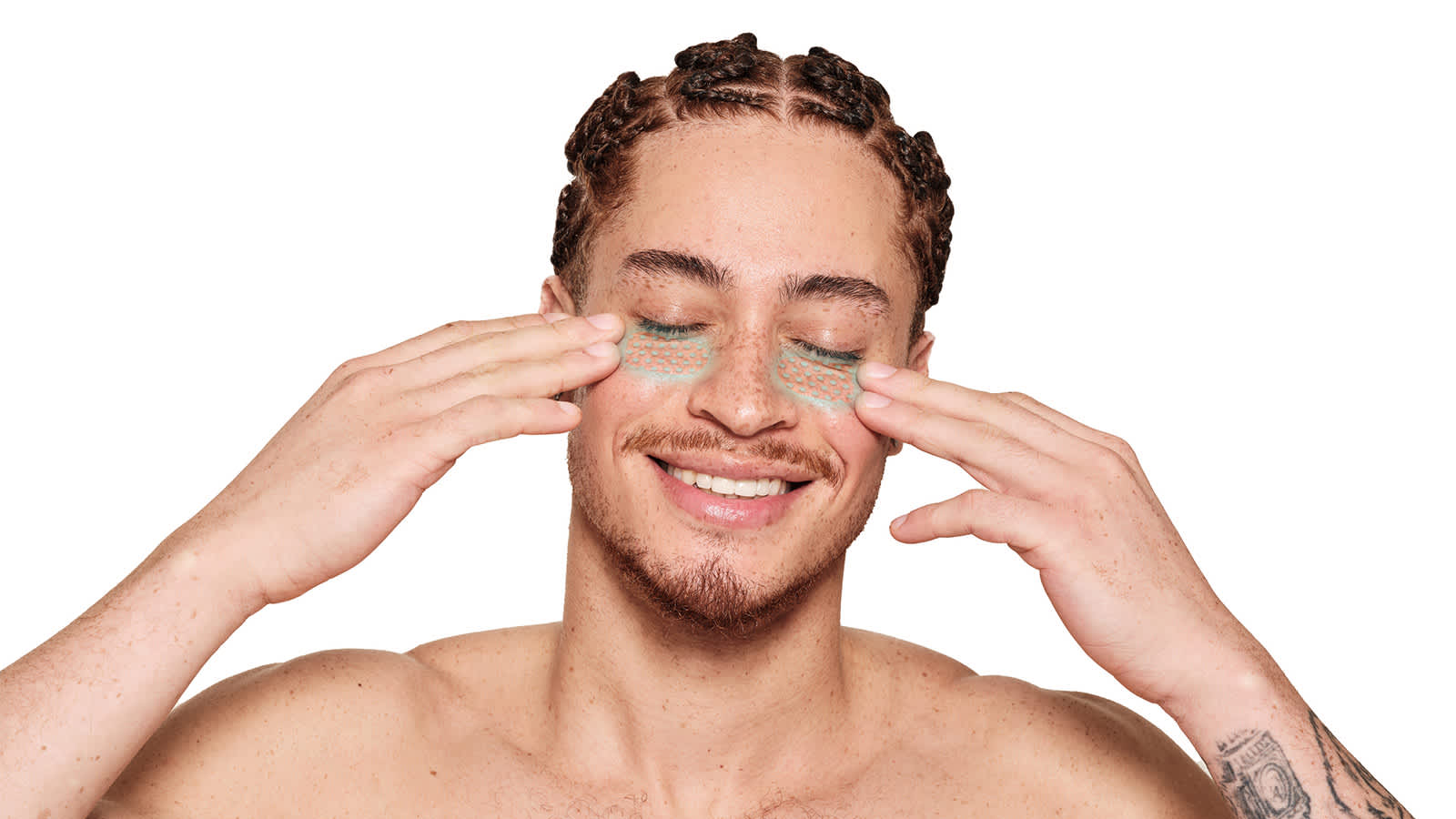 Homme touchant le contour des yeux pour montrer l'effet refroidissant.