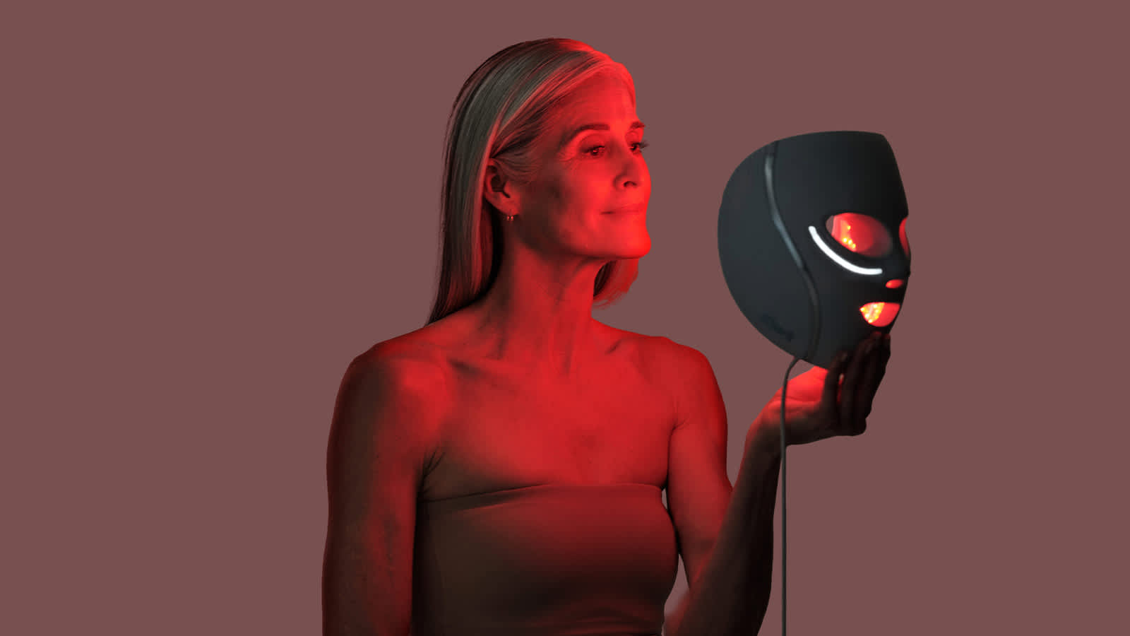 femme tenant un masque led shark avec lumi&egrave;re rouge.