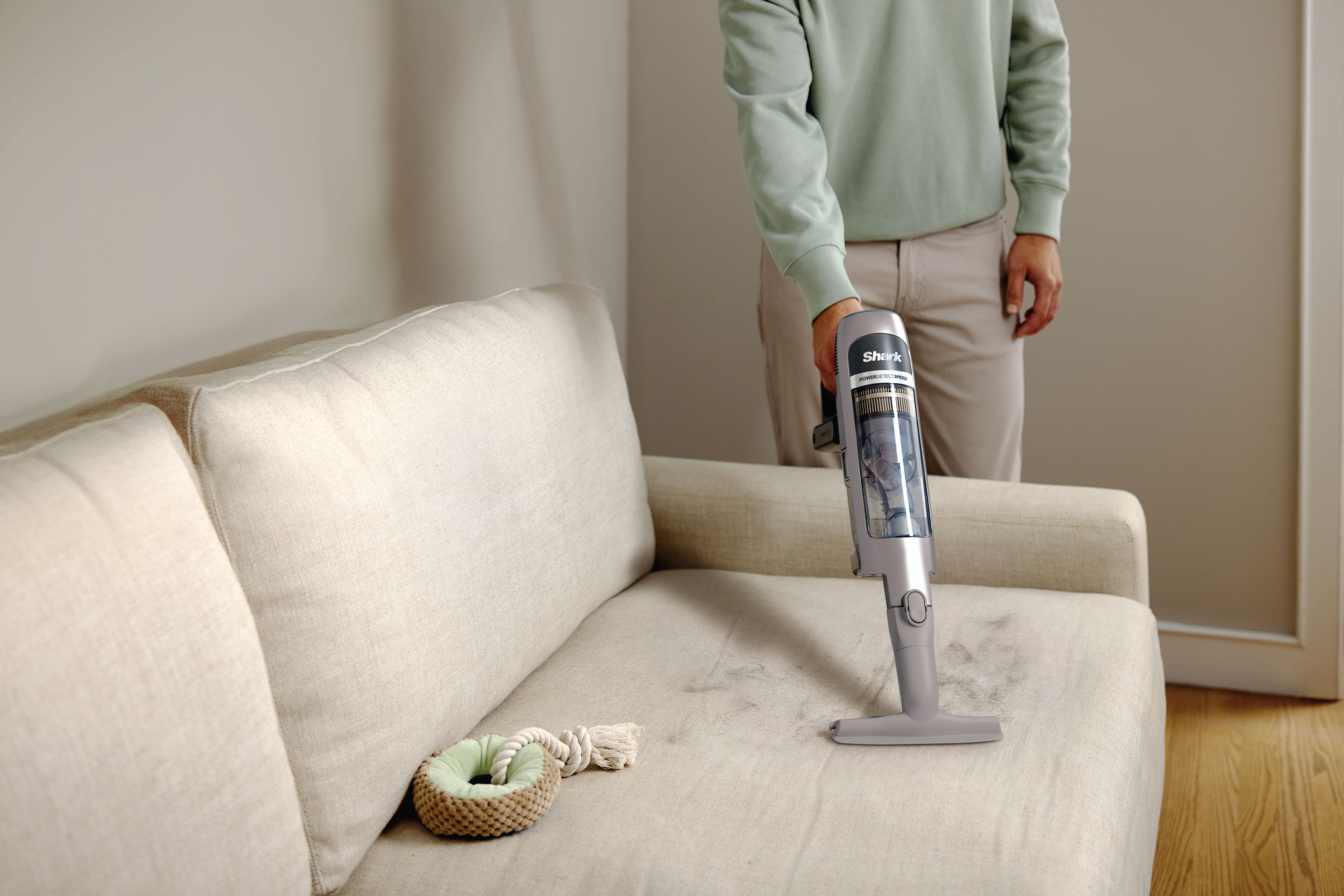 Aspirateur sans fil et portable aspirant un canap&eacute;
