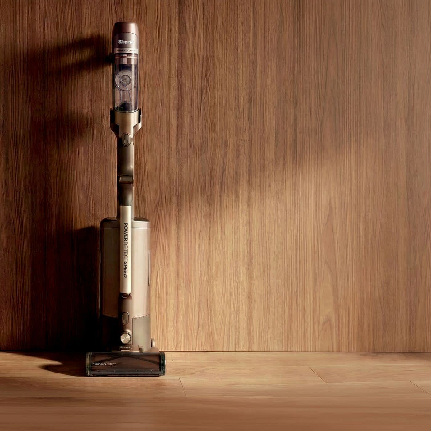 Photo montrant un aspirateur sans fil sur sa base.