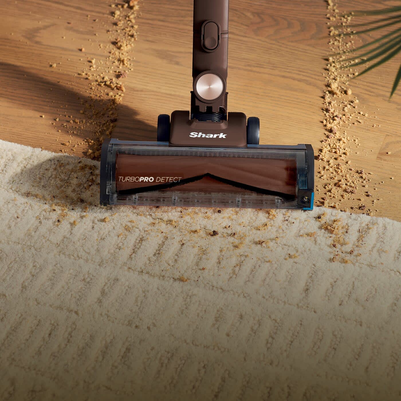 Aspirateur sans fil aspirant un amas de salet&eacute;s