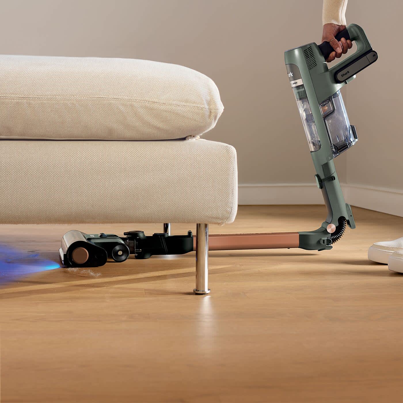 Aspirateur sans fil passant sous un meuble
