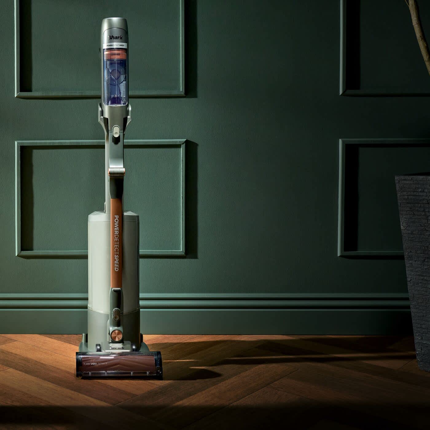 Photo montrant un aspirateur sans fil sur sa base