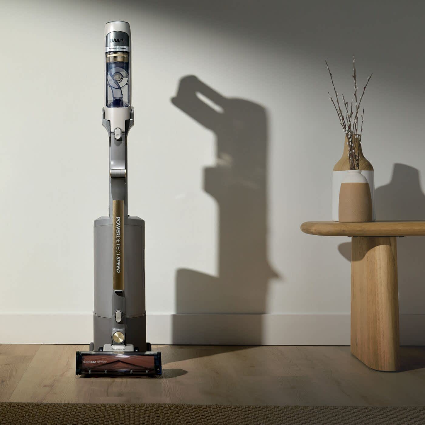 Photo montrant un aspirateur sans fil sur sa base