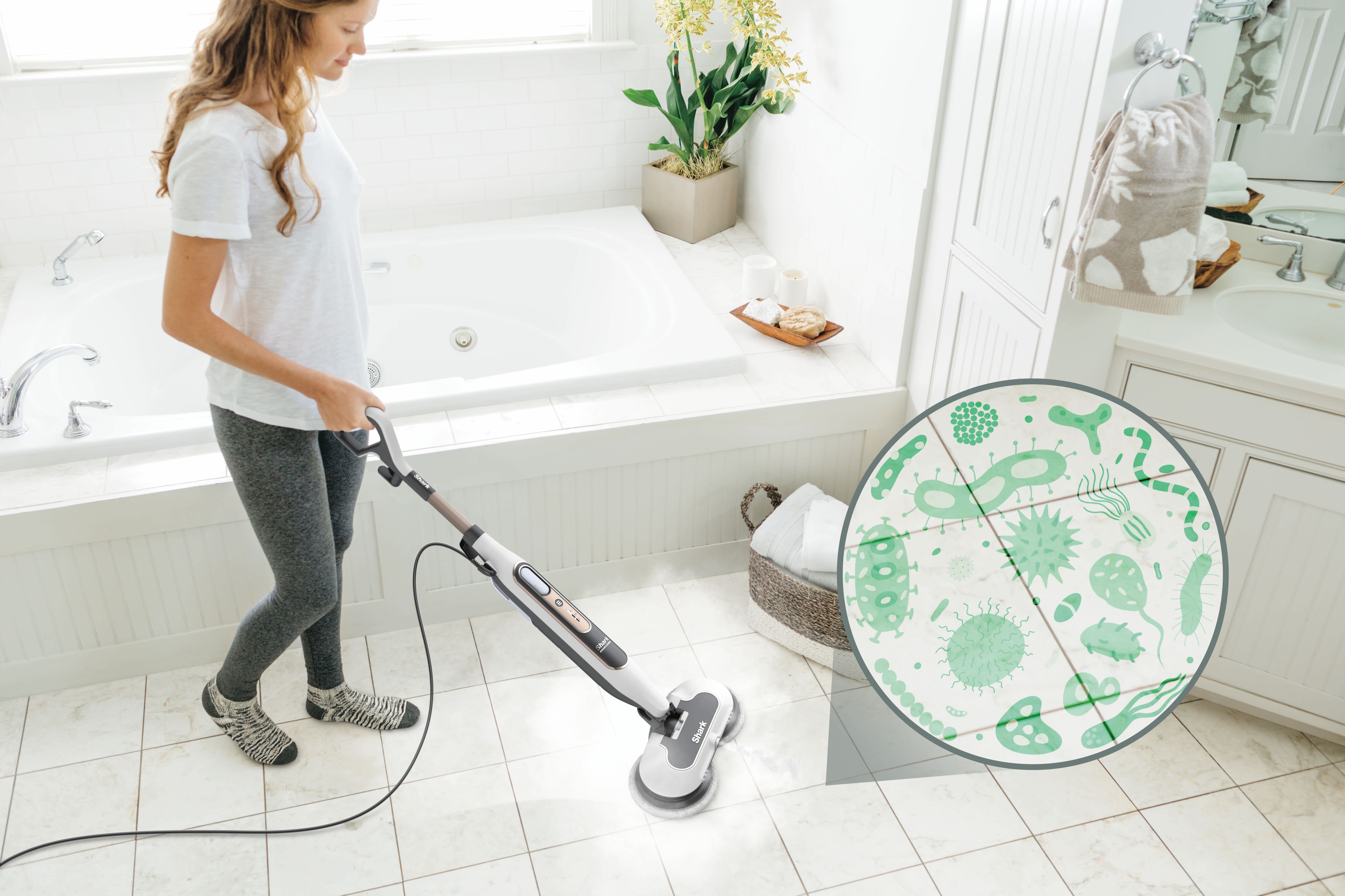 Femme nettoyant le sol de sa salle de bain