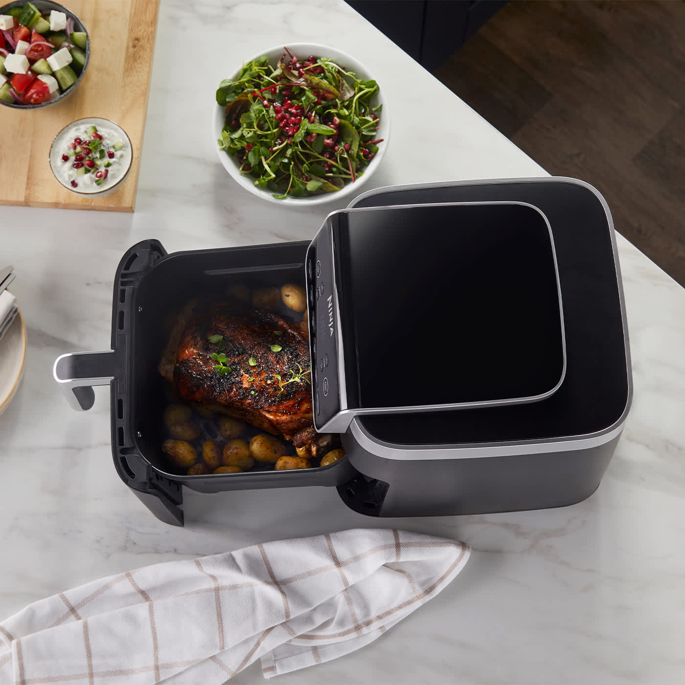 Ninja Air Fryer auf der K&uuml;chenzeile mit ge&ouml;ffneter Schublade.