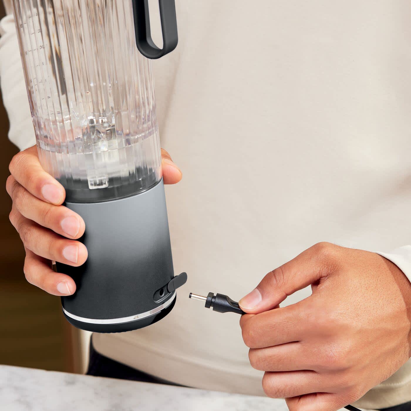 Personne chargeant le blender portable Ninja.