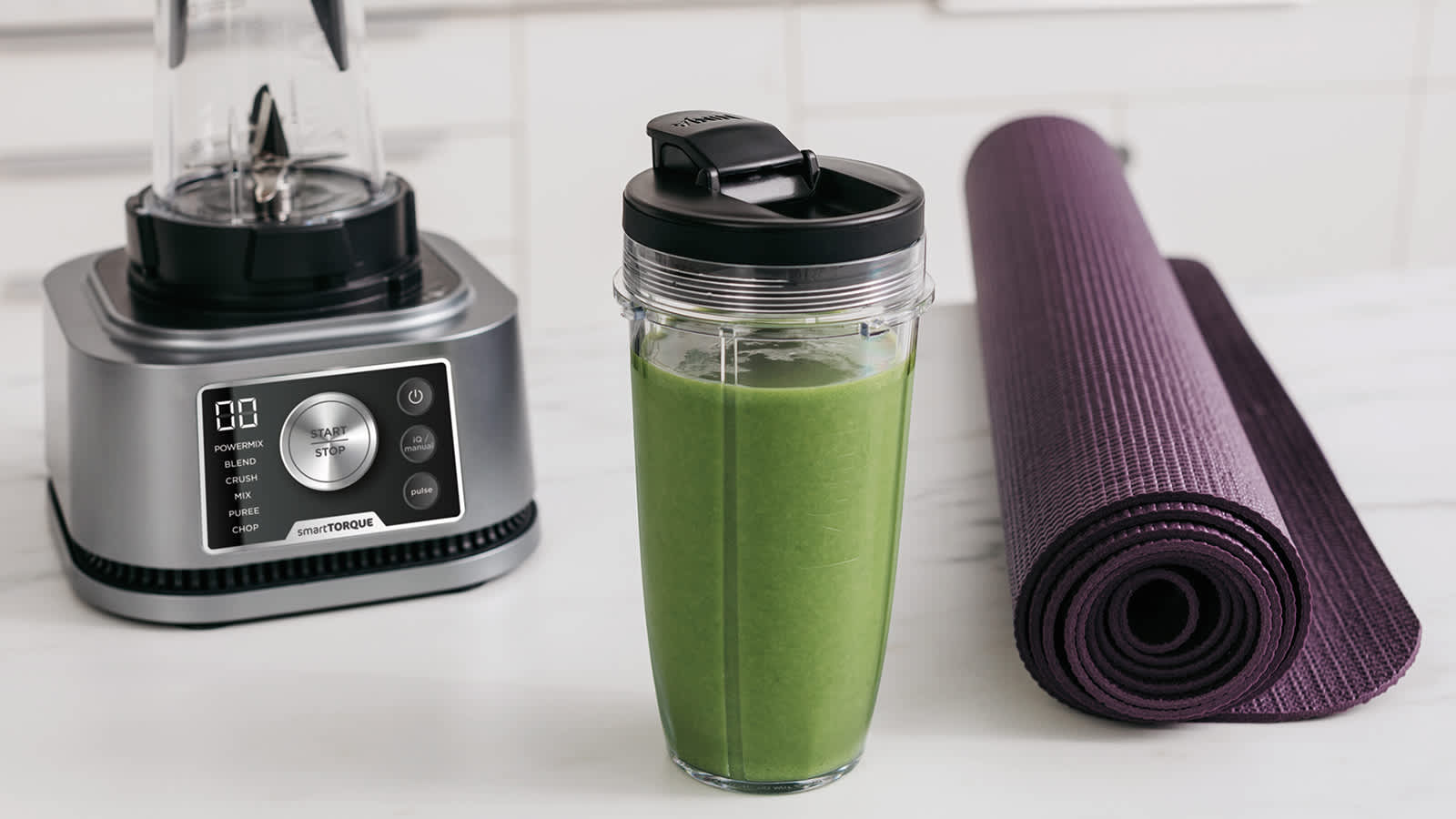Mixer gr&uuml;ner Saft und Yoga-Matte