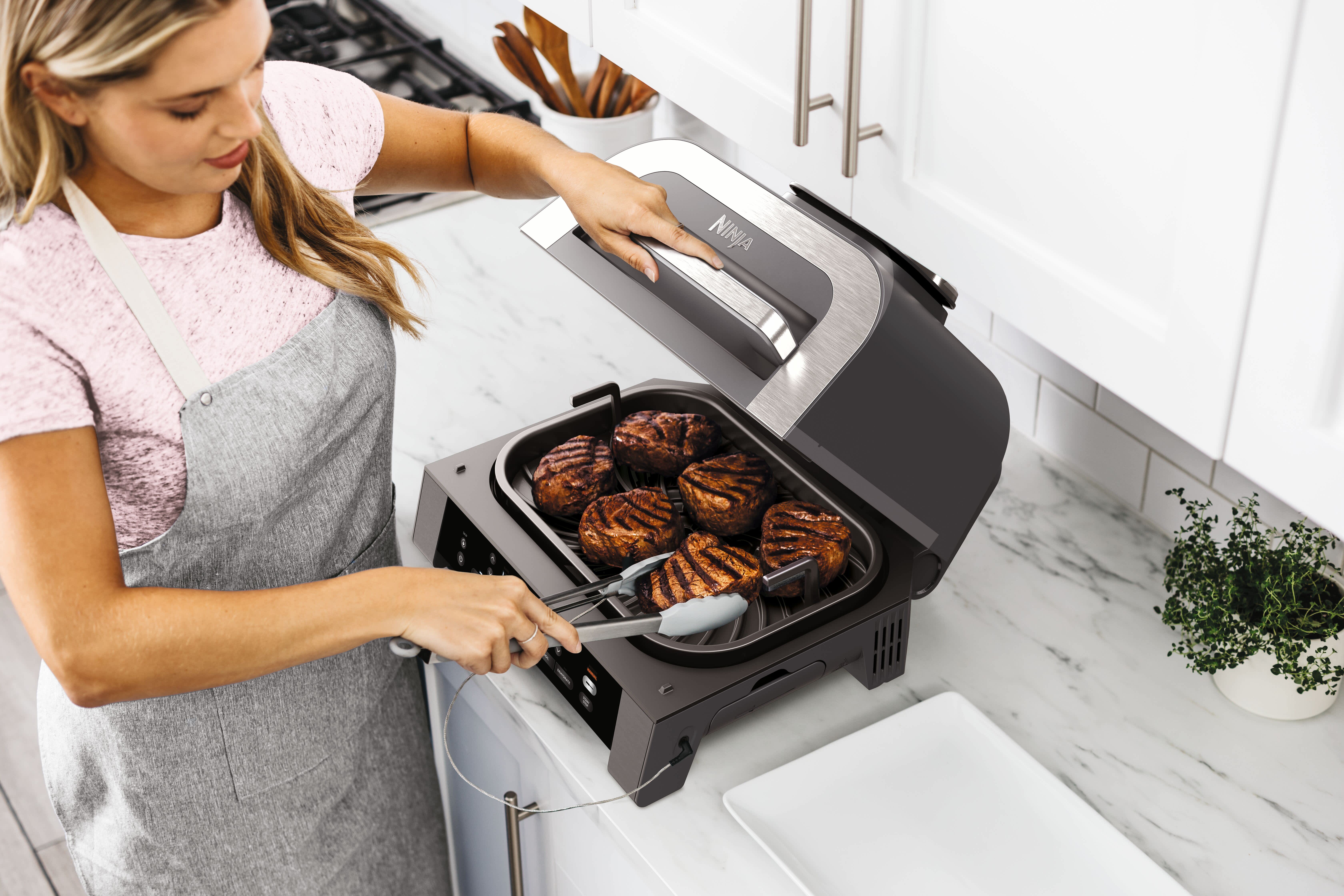 Person grillt Steak im MAX Grill und Hei&szlig;luftfritteuse