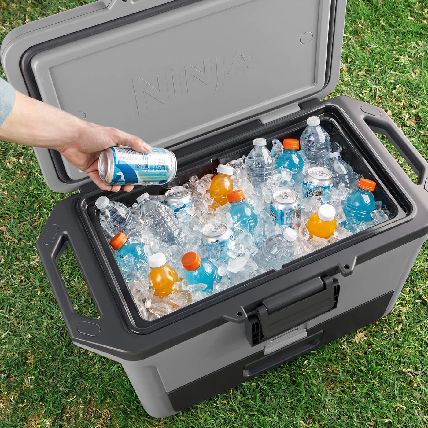 Person nimmt Getr&auml;nke aus der mit Eis gef&uuml;llten Ninja FrostVault K&uuml;hlbox