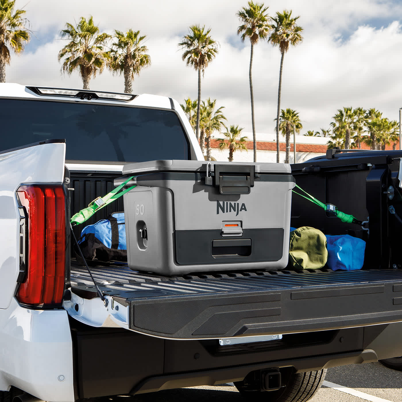 Ninja FrostVault K&uuml;hlbox steht im offenen Laderaum eines Pickup-Autos bereit f&uuml;r Outdoor-Trips