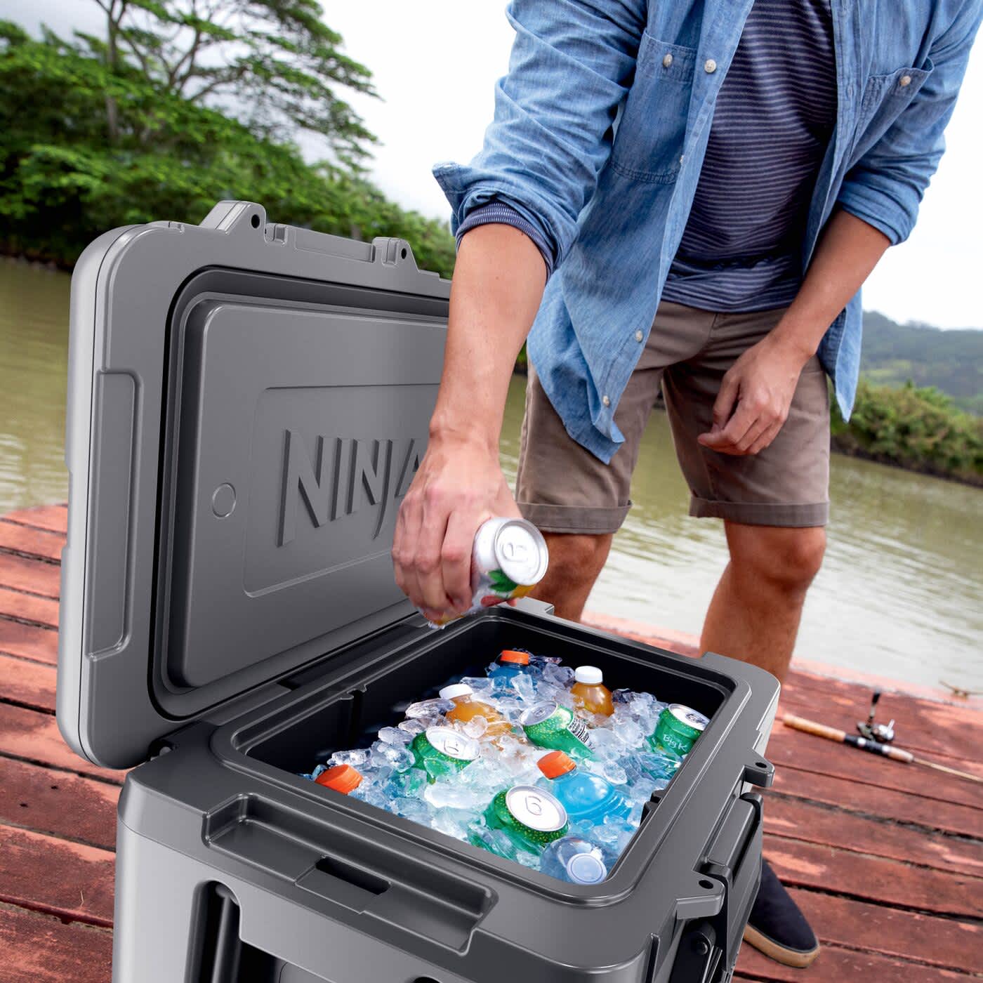 Person nimmt eine Getr&auml;nkedose aus der eisgef&uuml;llten Ninja FrostVault K&uuml;hlbox