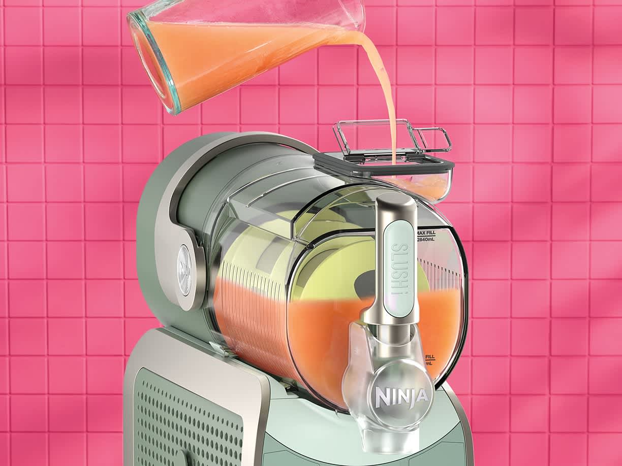 Ninja Slushi wird mit Saft bef&uuml;llt.