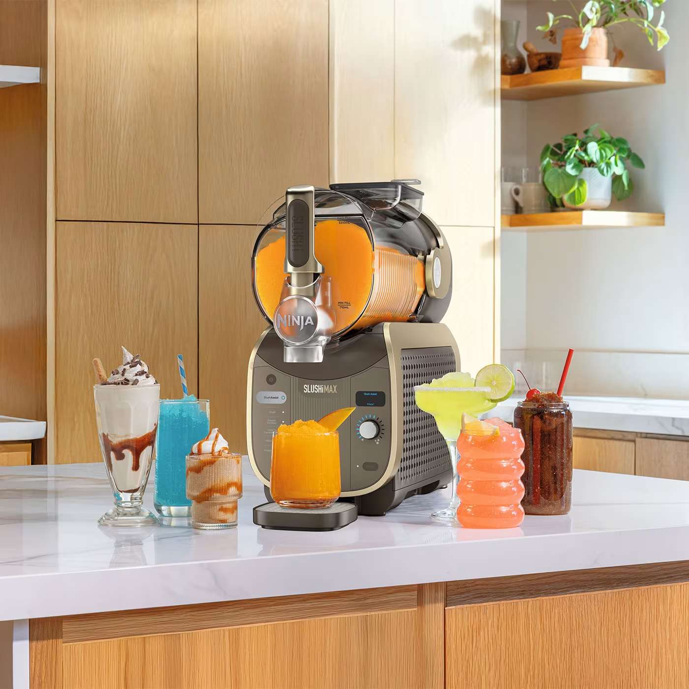 SLUSHi machine &agrave; granit&eacute; pos&eacute;e sur une table avec des boissons glac&eacute;es