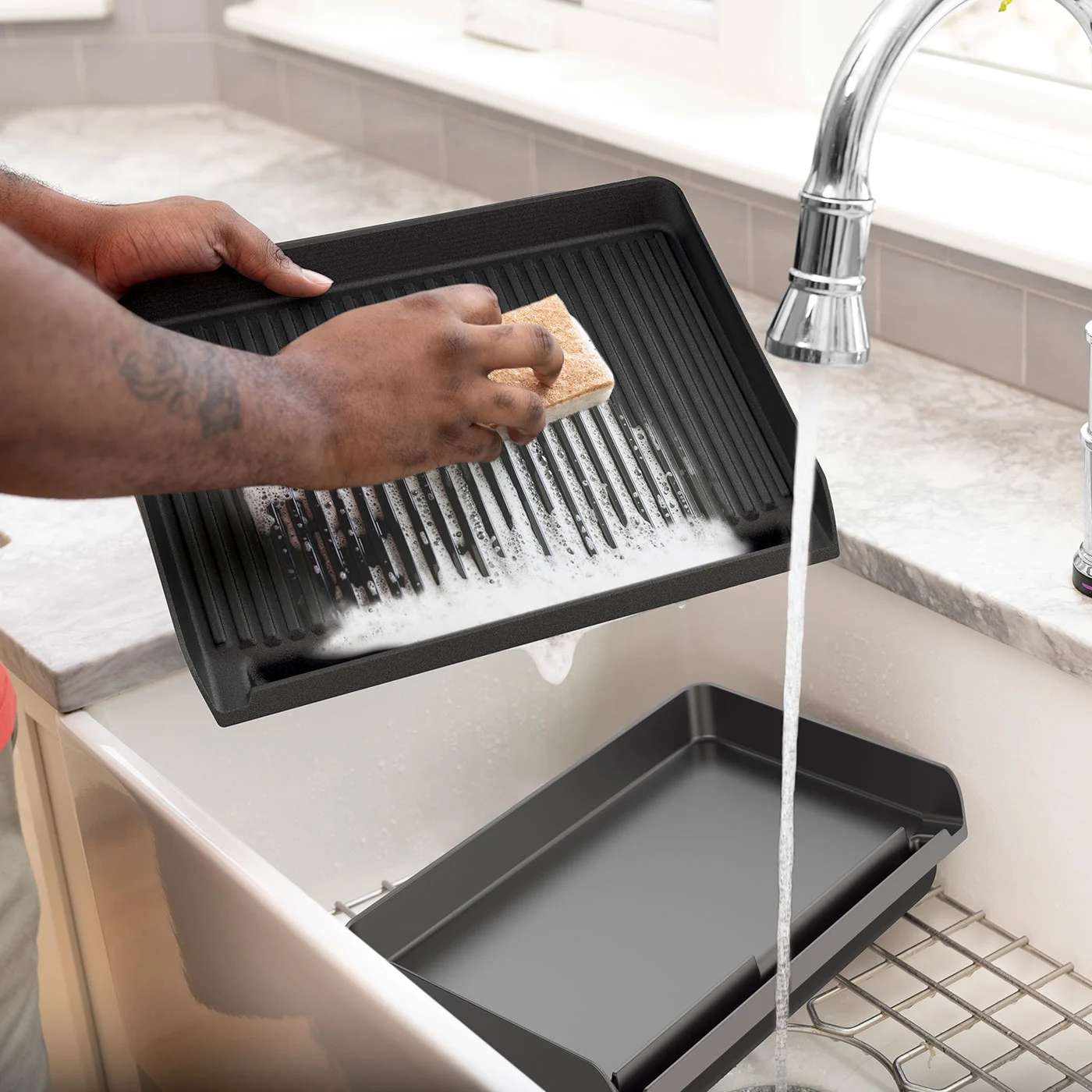 Reinigung der antihaftbeschichteten Ninja Sizzle Grillplatte mit Schwamm und Seifenwasser
