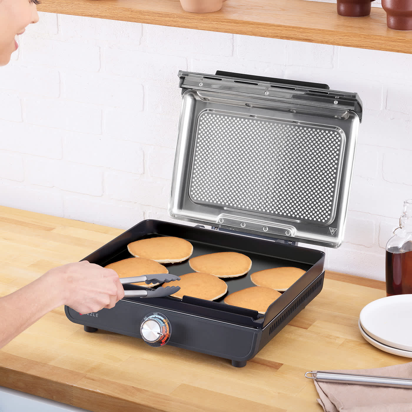 Pancakes werden auf der Ninja Plancha gewendet.