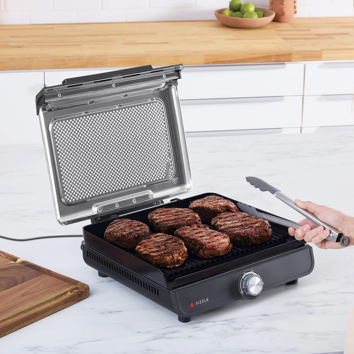 Steak wird in der Ninja Sizzle Grillplatte und Plancha gewendet.