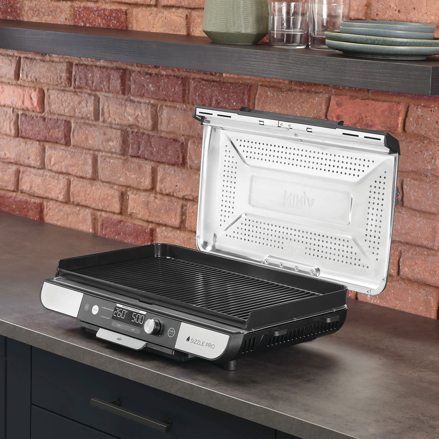 Ge&ouml;ffneter Deckel des Ninja Sizzle Pro XL Grill & Plancha.