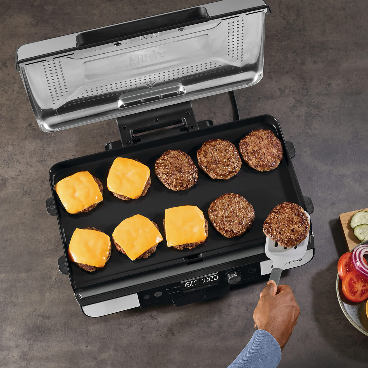 Burger-Patties werden auf der Ninja Sizzle Pro XL Grillplatte gebraten.