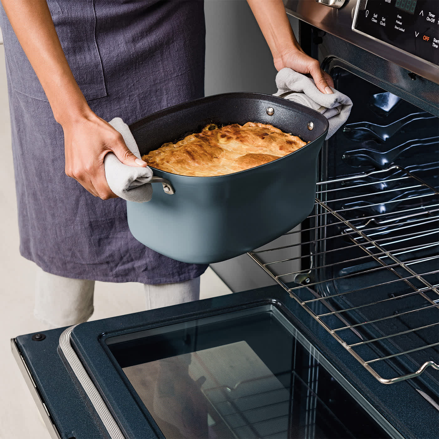 Entnahme eines fertigen Gratins im backofenfesten Ninja PossibleCooker Topf.