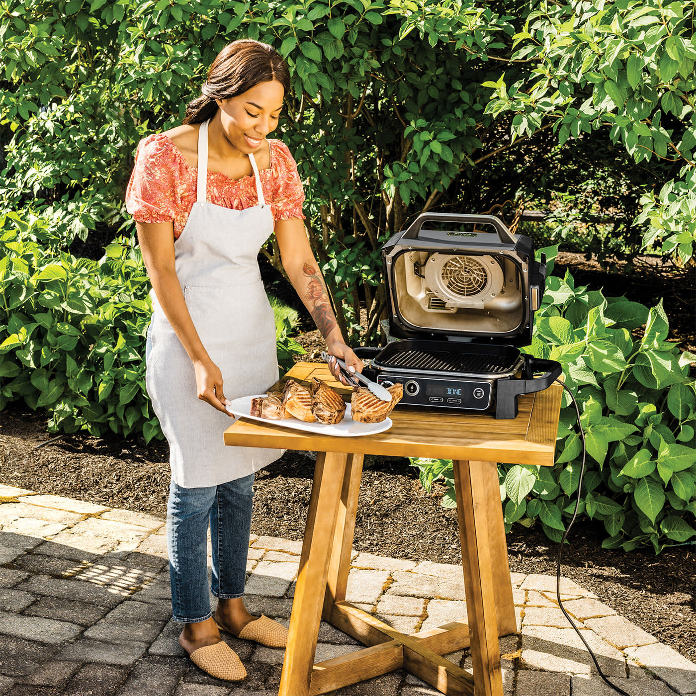 Outdoor Grill Frau mit Sch&uuml;rze