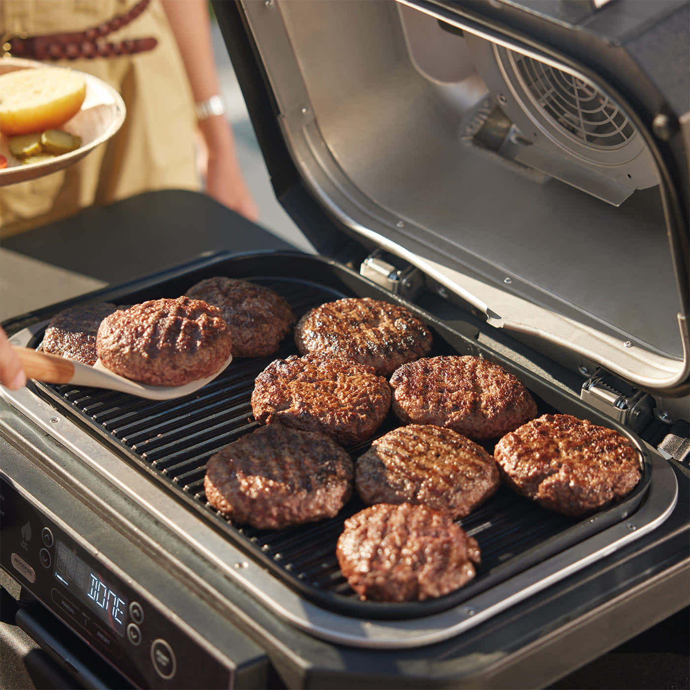 burger patties auf dem outdoor grill