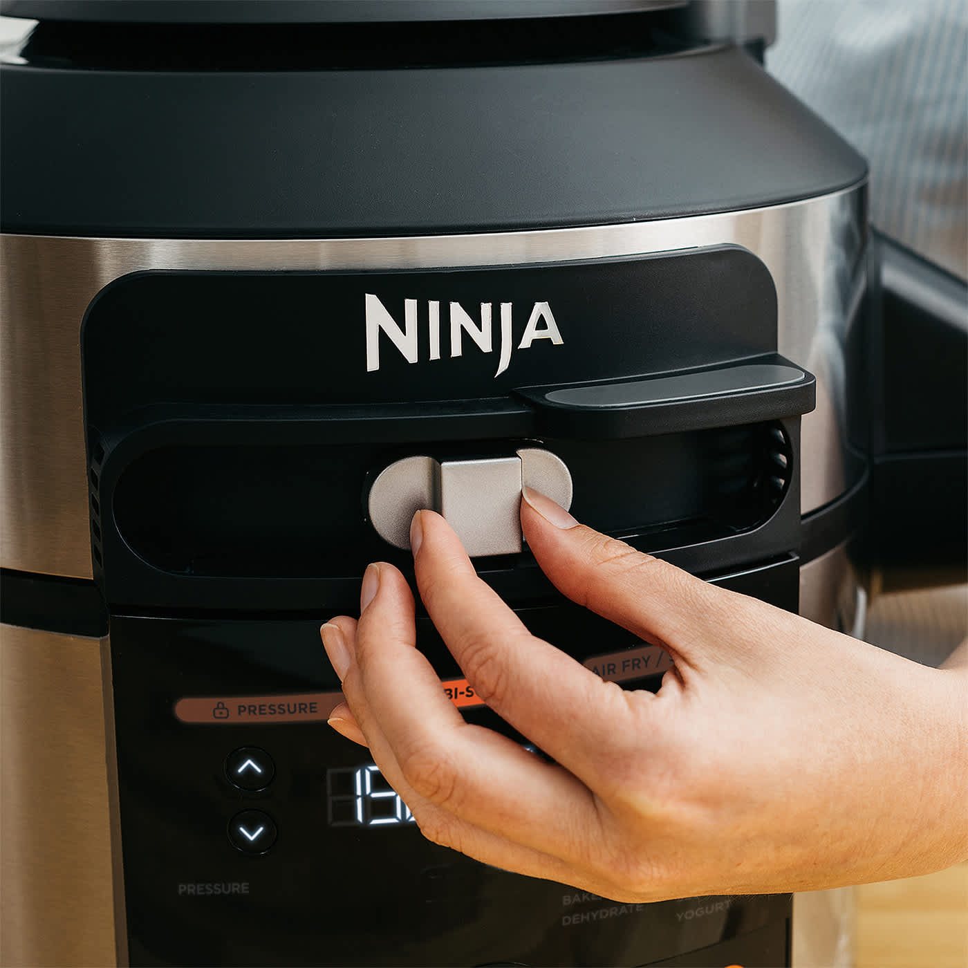 Bedienung des SmartLid-Schiebereglers am Ninja Foodi 11-in-1 zum Wechseln in den Kombi-Dampf-Modus.