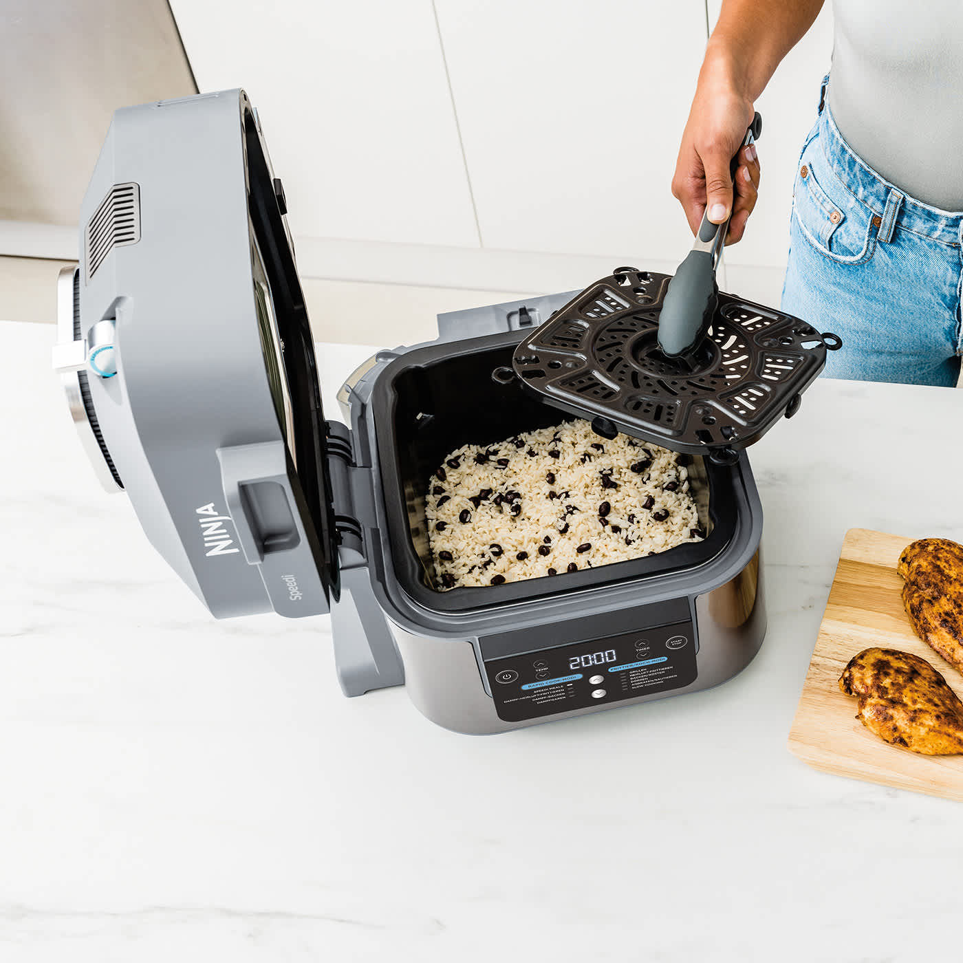 Reis kochen im Ninja Speedi und Entnahme der Cook & Crisp Platte.