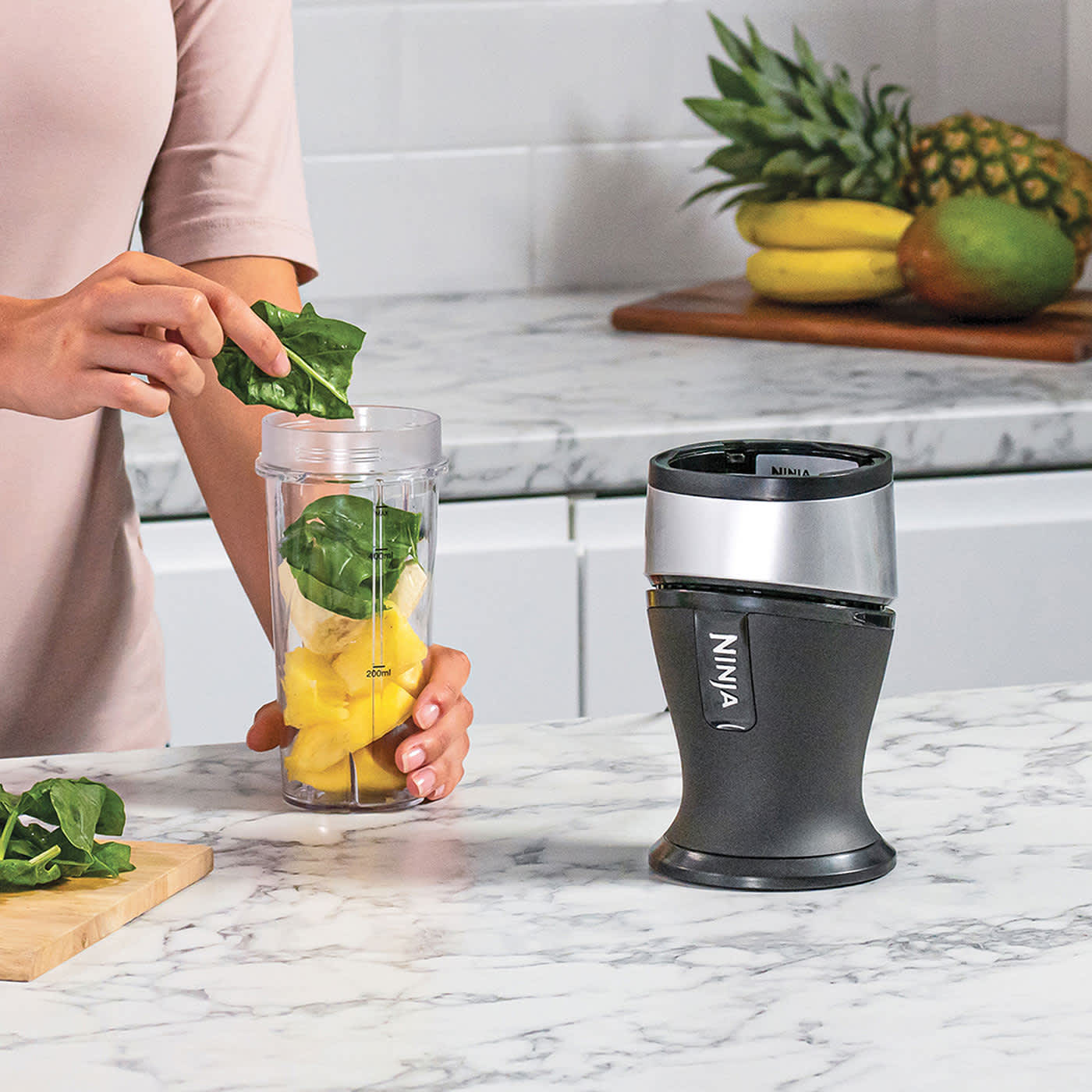 Smoothiemaker Beh&auml;lter mit Mango Spinat