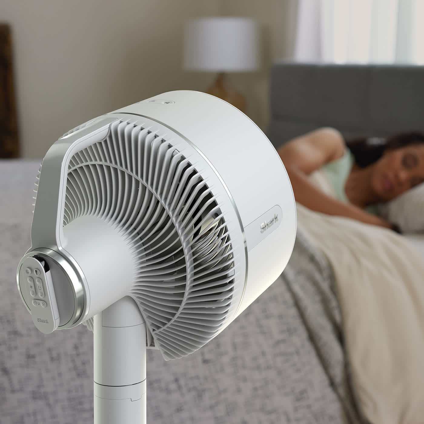 Shark FlexBreeze Ventilator steht im Schlafzimmer
