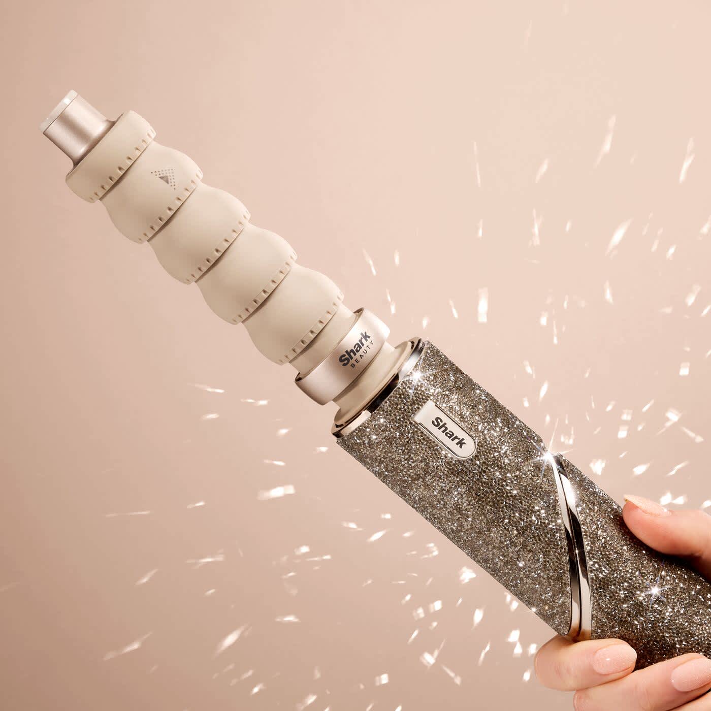Nahaufnahme des Shark FlexStyle Sparkle mit dem 32 mm Auto-Wrap Lockenaufsatz f&uuml;r m&uuml;helose Locken durch Luftkraft.