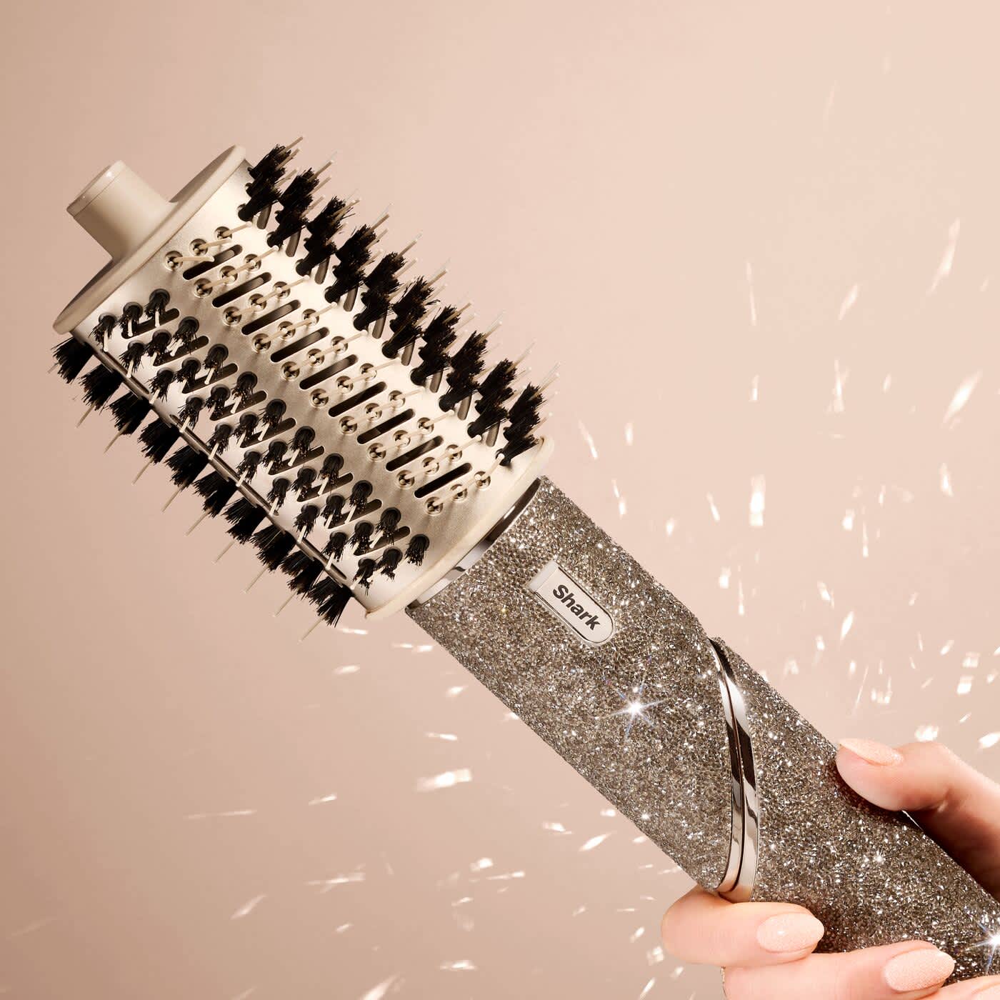Die glitzernde Shark FlexStyle Ovalb&uuml;rste im Einsatz f&uuml;r volumin&ouml;se Blowouts und geschmeidiges Haar.