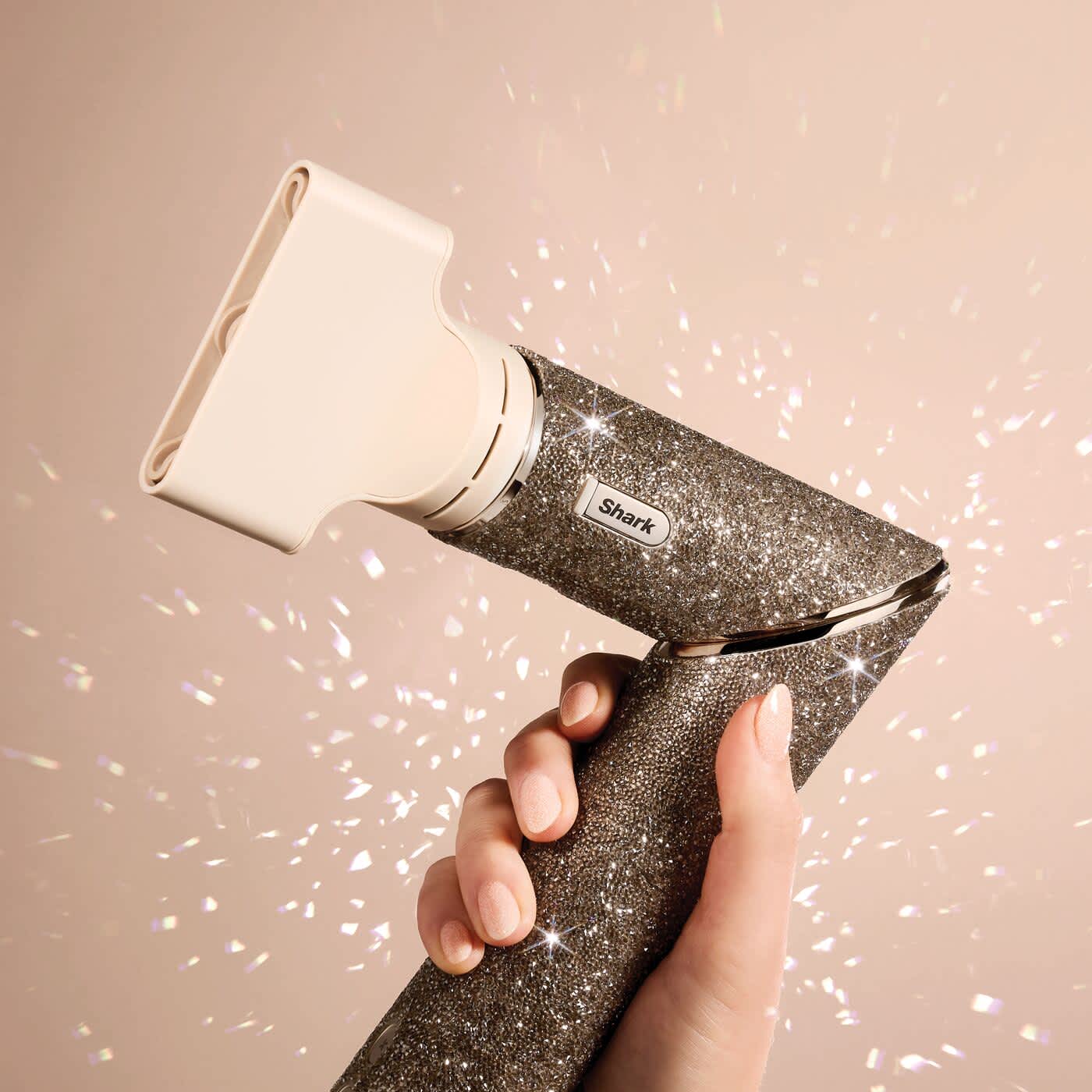 Handgehaltener Shark FlexStyle Sparkle im abgeknickten Haartrockner-Modus mit Styling-Konzentrator f&uuml;r pr&auml;zises Trocknen.
