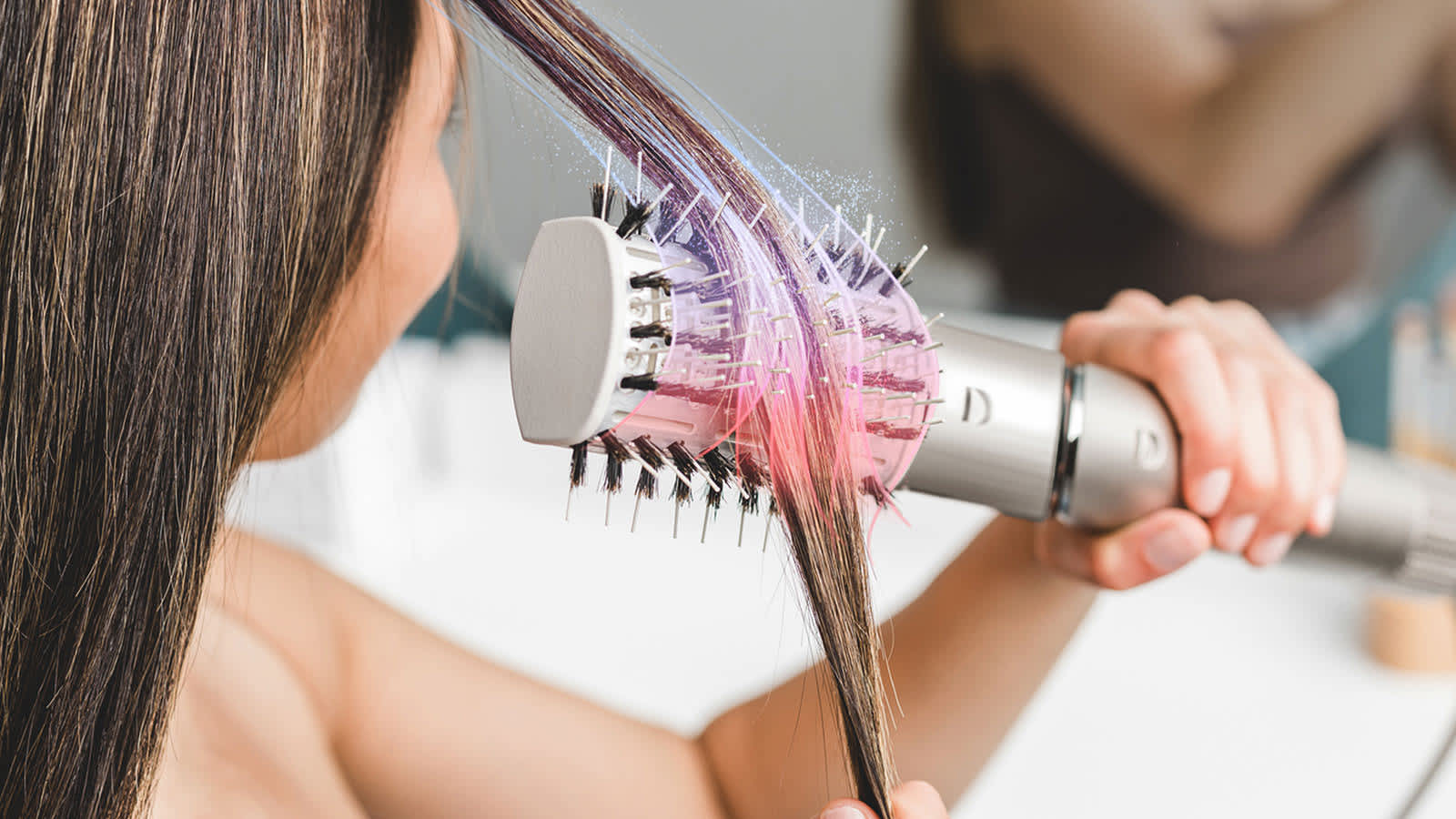 femme utilisant brosse plat