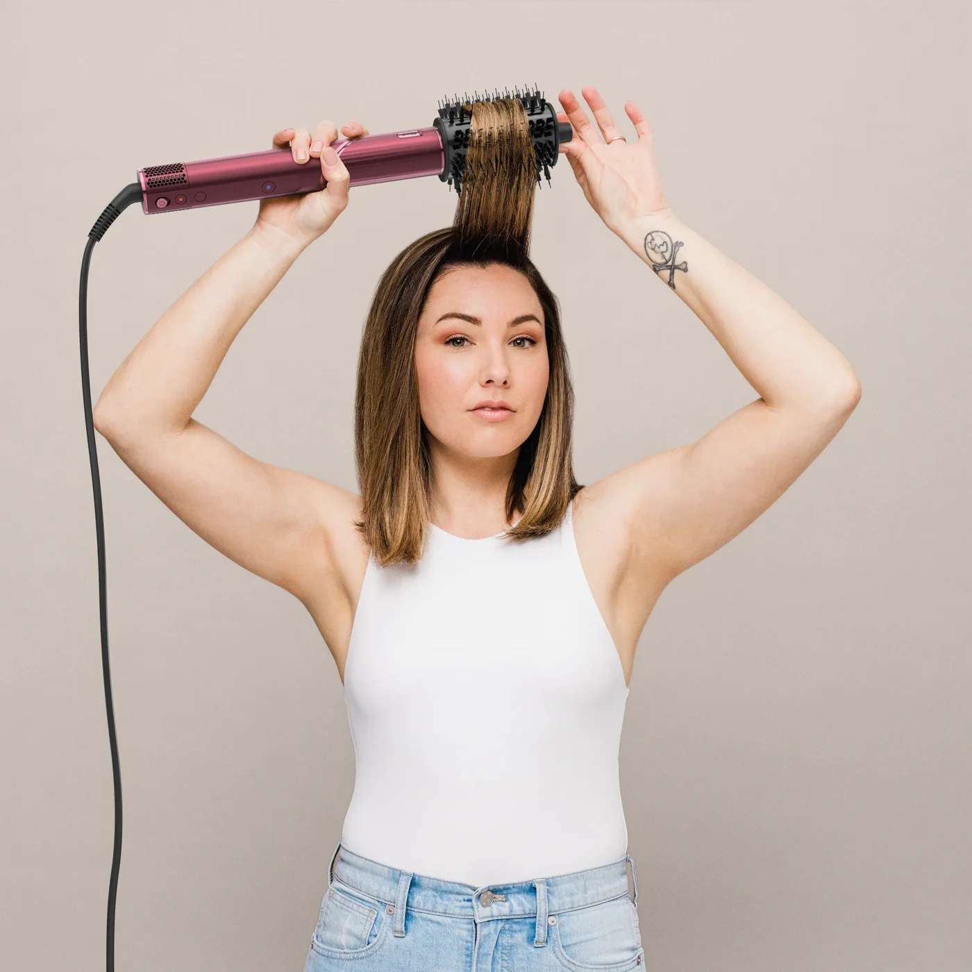 Frau stylt Volumen mit dem Shark FlexStyle in Cherry