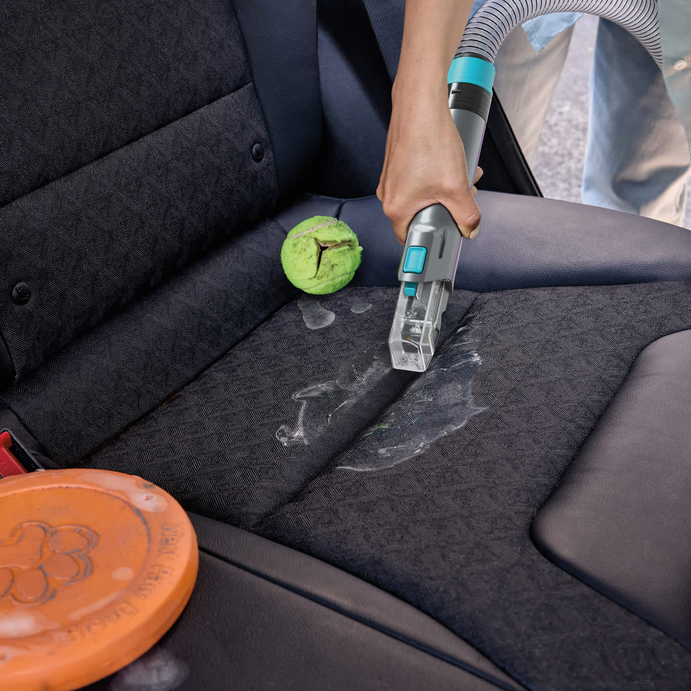 Reinigung der Autositze mit einem  Fleckenreiniger
