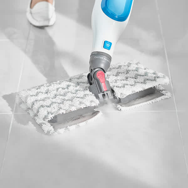 ahaufnahme des Kopfes des Klik n' Flip S6001EU Dampfreinigers mit sichtbarem Dampf, manueller Dampfreiniger